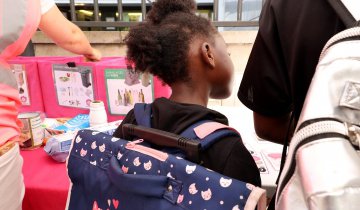 Fenêtre ≠ poubelle : on en parle en bas de chez vous